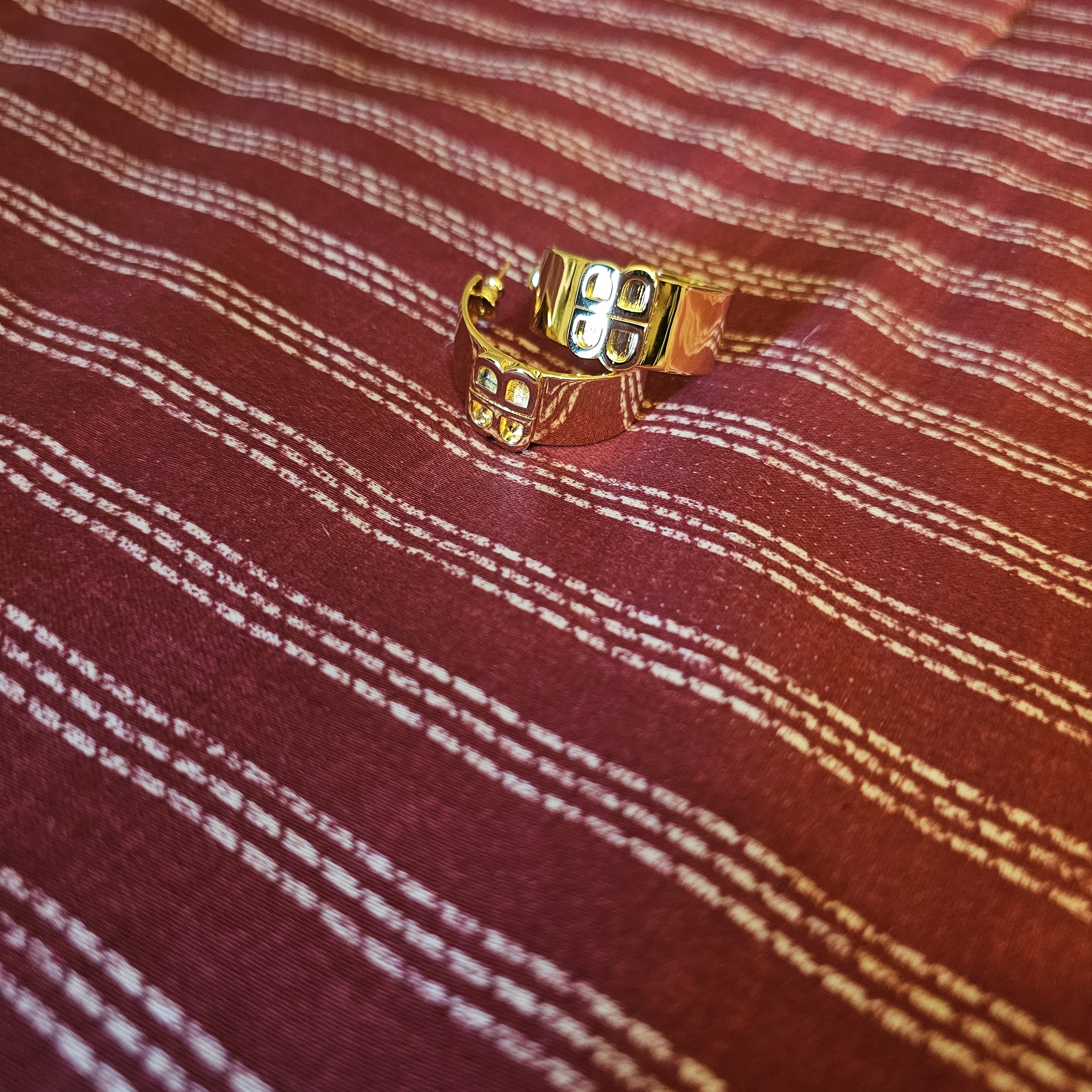 Balenciaga Gold-Tone Earring Clip With Logo Stamp 100$
